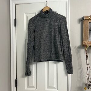 Lululemon size 6 long sleeve run shirt. Cropped